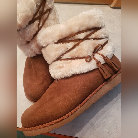 Gorgeous fur lined (inside and out) ankle boots. Never worn. Great condition. - Picture 1 of 8